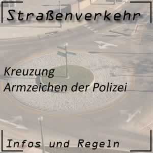 Armzeichen der Polizei bei Kreuzungen