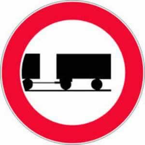 Verkehrszeichen Fahrverbot für LKW mit Anhänger