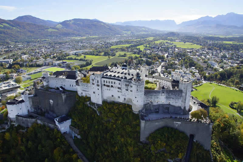 Festung Hohensalzburg &uuml;ber Salzburg