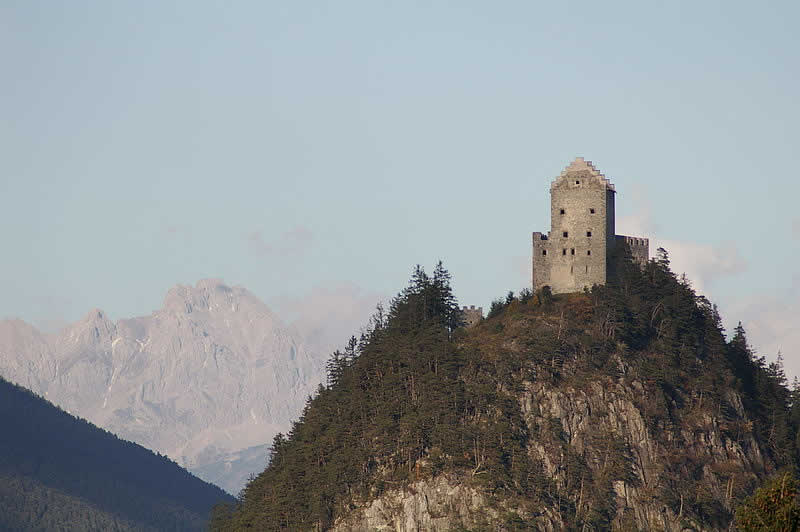 Kronburg über Zams in Tirol