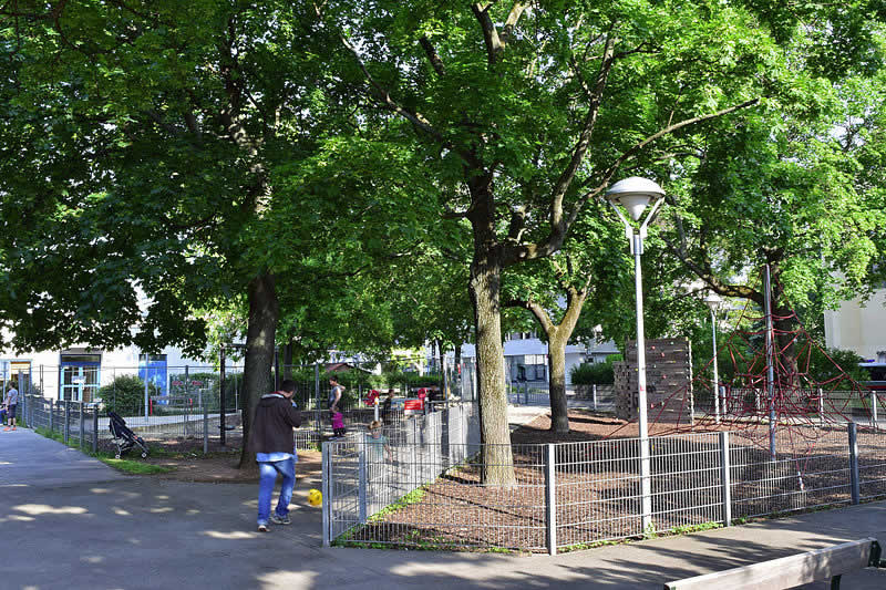 Eduard-Gurk-Park bei der Westbahnstrecke in Wien