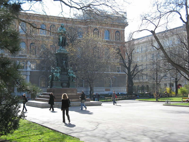 Schillerpark an der Ringstraße in Wien 1