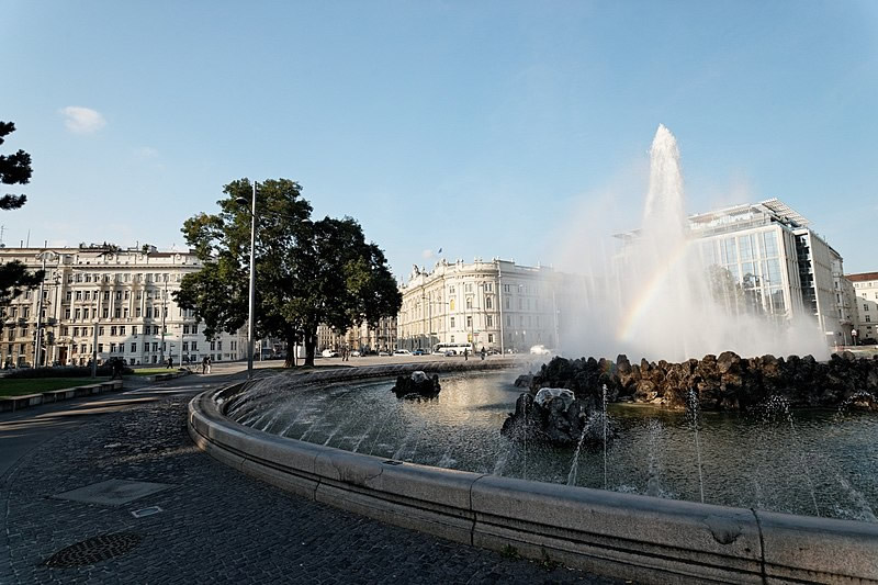 Schwarzenbergplatz in Wien mit Hochstrahlbrunnen