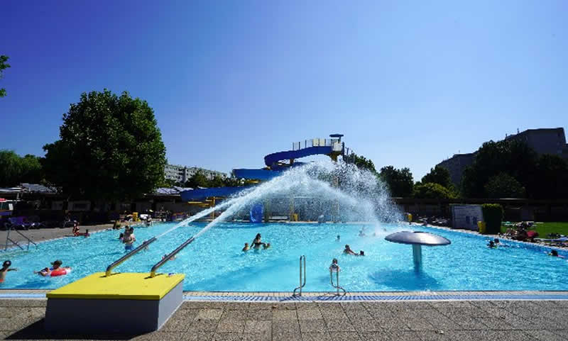 Großfeldsiedlungsbad in Wien Großfeldsiedlung