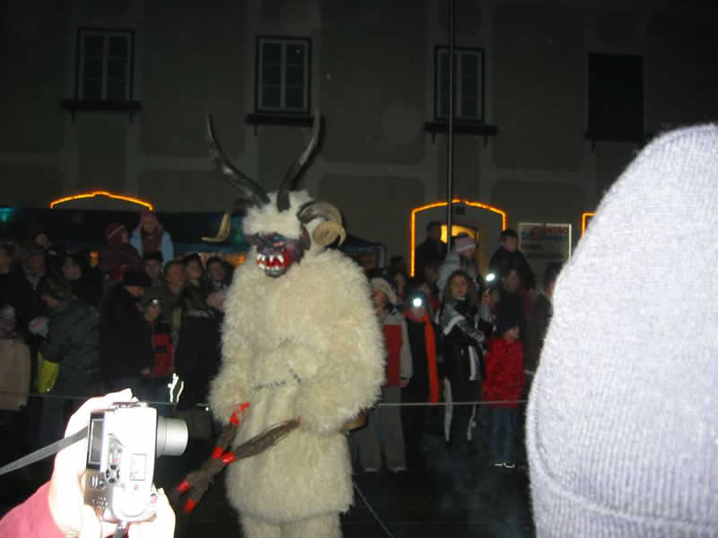 Perchtenläufe und Krampusläufe in Tirol