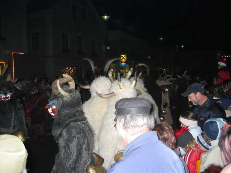 Perchtenläufe und Krampusläufe in Österreich