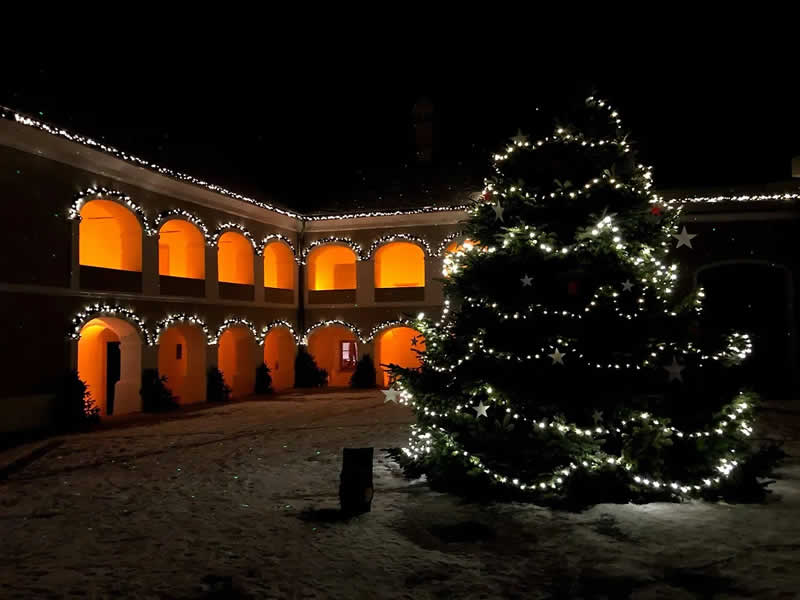 Adventmarkt Schloss Tabor in Neuhaus