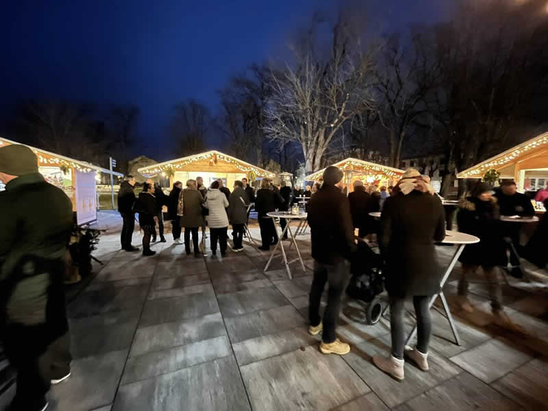 Beleuchtete H&uuml;tten am Adventmarkt in Oberwart