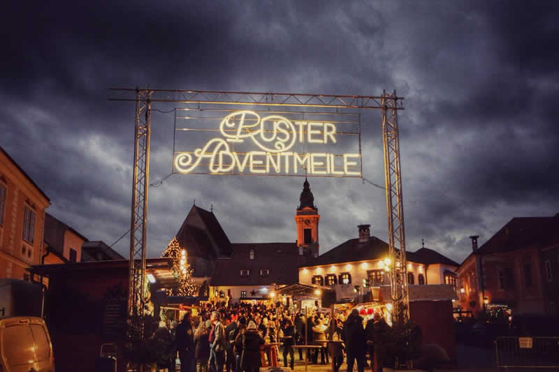 Blick auf die Adventmeile in Rust im Burgenland