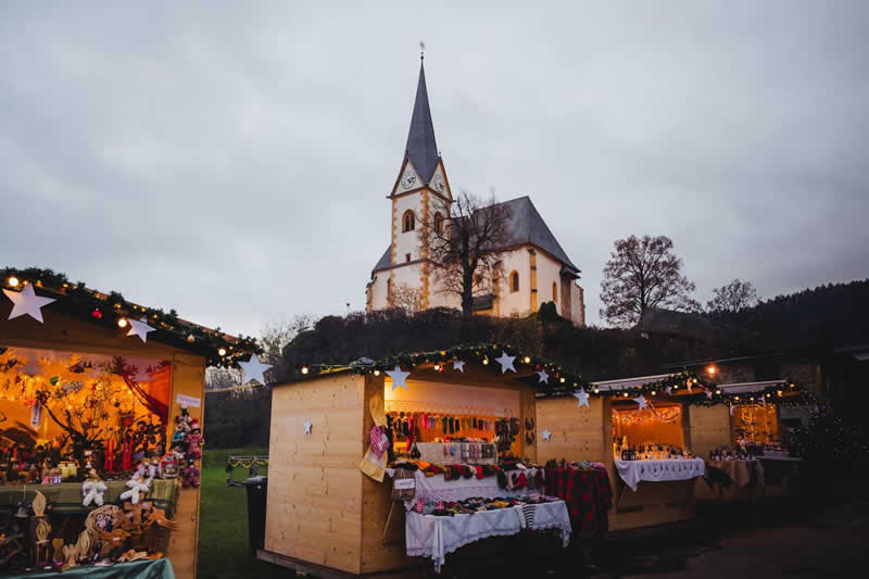 Blick auf den Adventmarkt in Maria W&ouml;rth