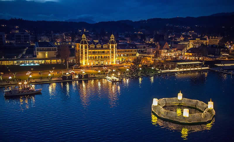 Blick auf den Adventmarkt in Velden am W&ouml;rthersee