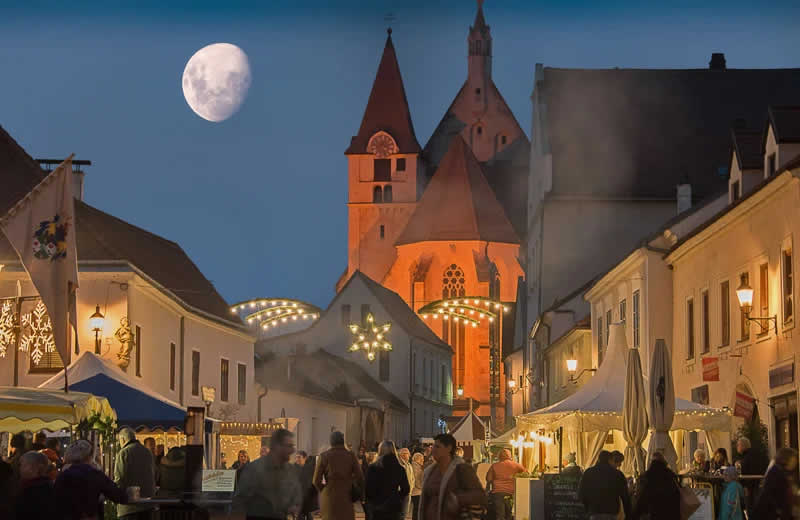 Blick auf den Adventmarkt in Eggenburg