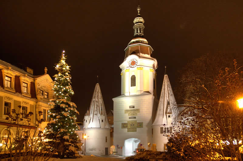 Blick auf den Adventmarkt bei der Dominikanerkirche in Krems an der Donau