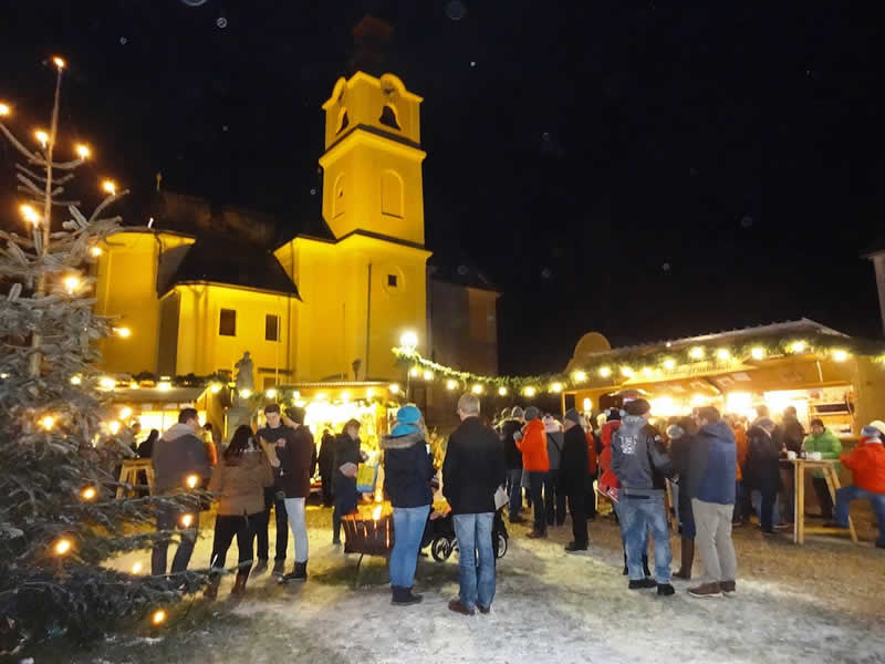 Blick auf den Adventmarkt in Lichtenau, Nieder&ouml;sterreich
