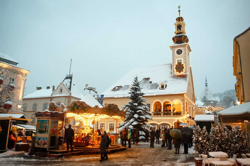 Blick auf den romantischen Adventmarkt St. Othmar in M&ouml;dling