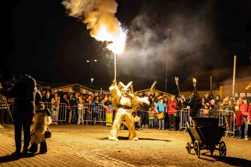 Krampuslauf beim Adventmarkt in Oberndorf an der Melk