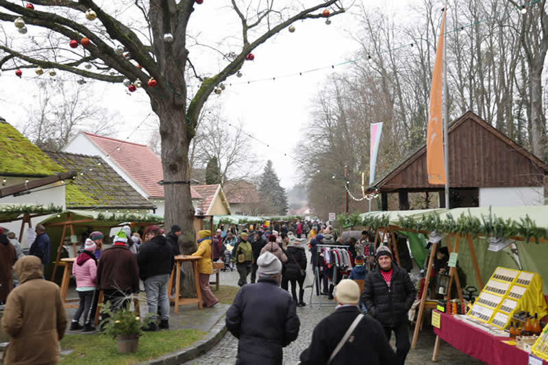 Blick auf den Adventmarkt in Raschala