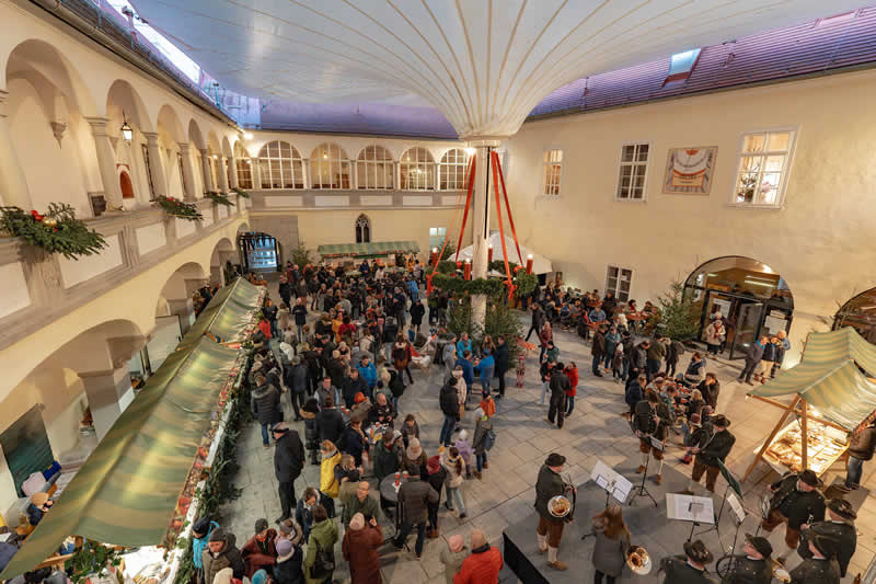 Adventmarkt im Schloss St. Peter in der Au