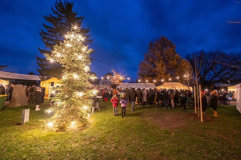 Blick auf den Adventmarkt in Spillern