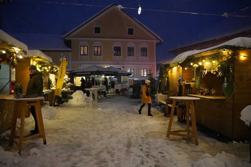 Blick auf den Adventmarkt in Alkoven