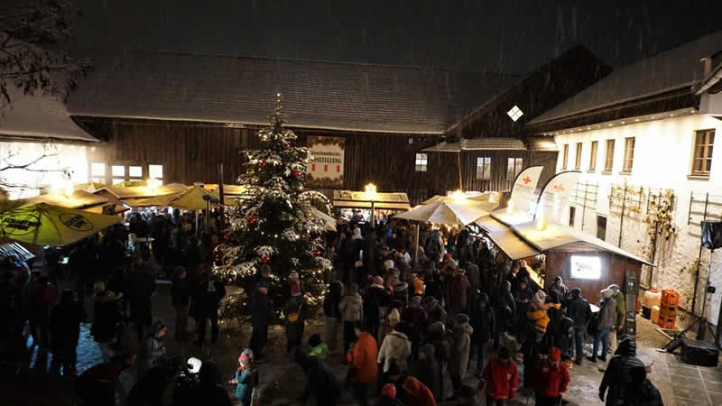 Blick auf den Adventmarkt vor Schloss Stauff in Frankenmarkt