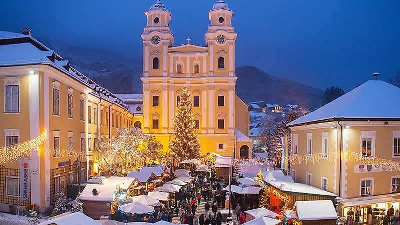 Blick auf den Adventmarkt in Mondsee