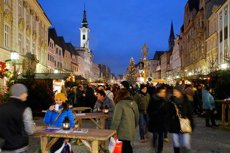 Blick auf den Adventmarkt am Hauptplatz in Steyr