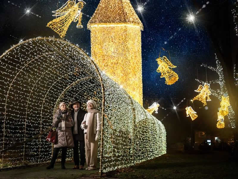 Lichteffekte beim Weihnachtsdorf am Welser Stadtplatz