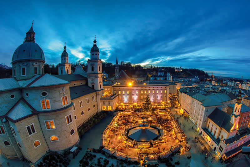 Salzburger Christkindlmarkt am Residenzplatz in der Stadt Salzburg