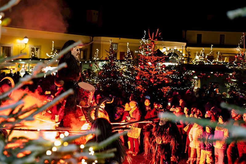 Krampuslauf am Adventmarkt in Salzburg-Hellbrunn