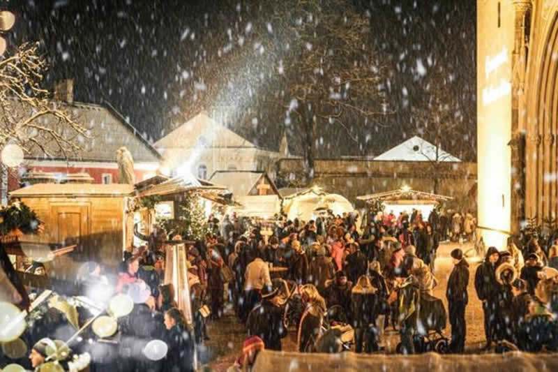 Adventmarkt im Stift Admont im Schnee