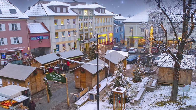 Blick auf den Adventmarkt in Friedberg, Steiermark
