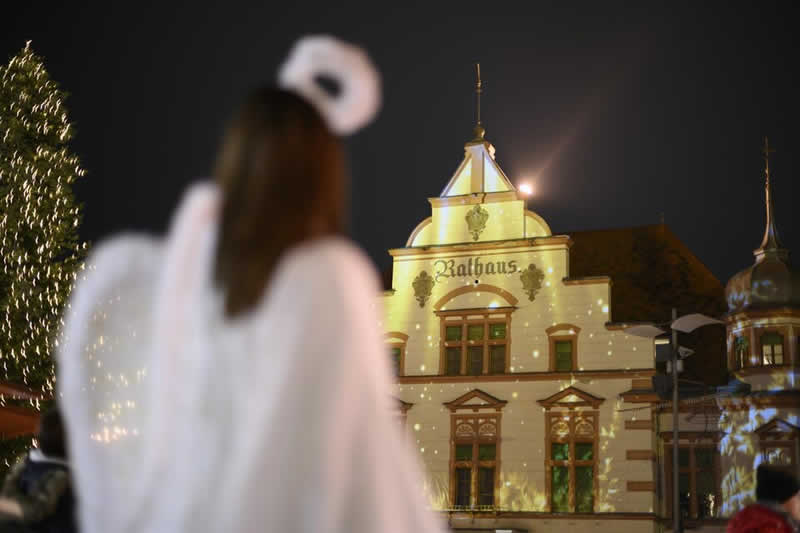 Adventmarkt in Hartberg mit Blick auf das Rathaus
