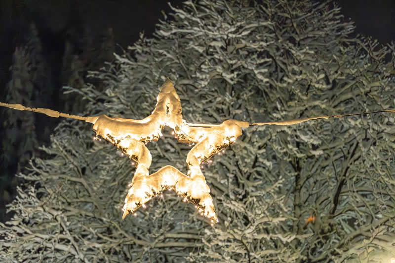 Weihnachtsschmuck am Adventmarkt in Alpbach