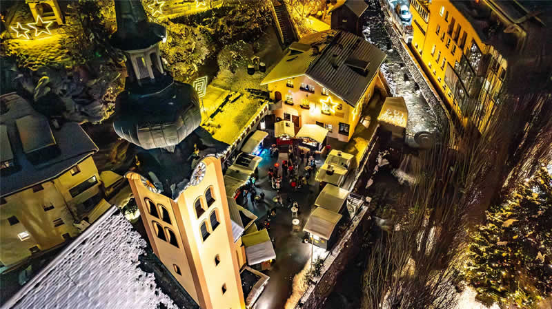 Blick auf den Weihnachtsmarkt in Imst