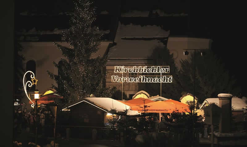 Blick auf den Adventmarkt in Kirchbichl in Tirol