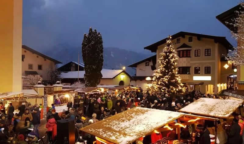 Blick auf den Weihnachtsmarkt in Reith im Alpbachtal