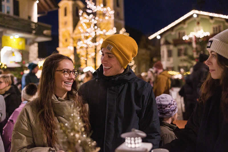 Blick auf den Weihnachtsmarkt in St. Johann in Tirol