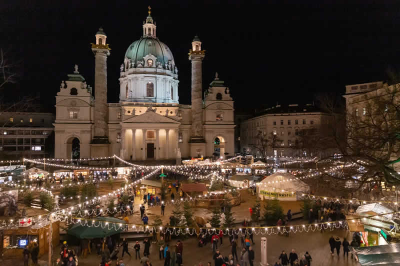 Blick auf den Kunsthandwerksmarkt am Karlsplatz in Wien