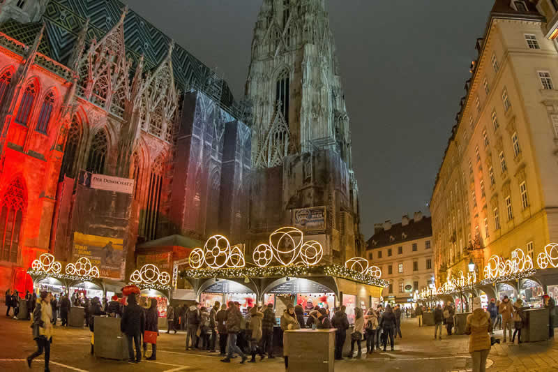Weihnachtsmarkt am Stephansplatz beim Stephansdom in Wien