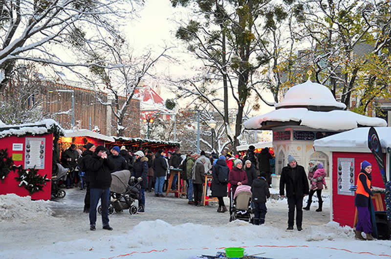 Blick auf den Weihnachtsmarkt im T&uuml;rkenschanzpark in Wien