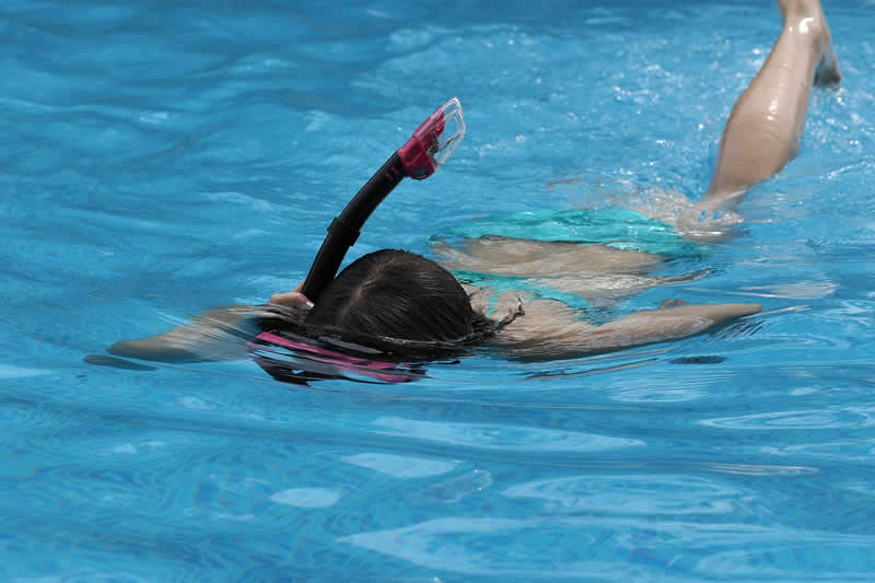 Tauchendes Kind im Swimming Pool