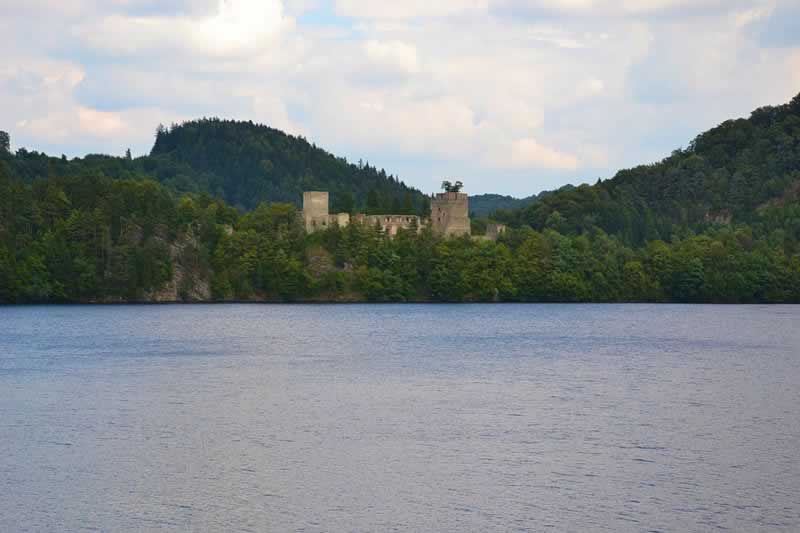 Dobra Stausee mit Burgruine Dobra im Waldviertel