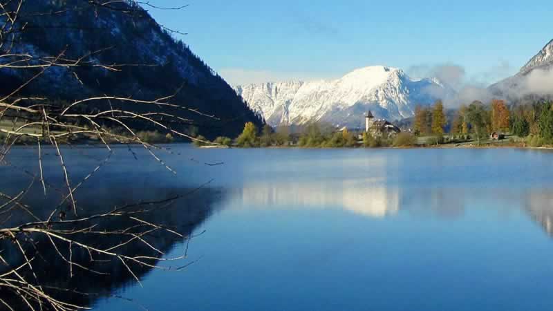 Grundlsee mit Sarstein und Schloss Steiermark