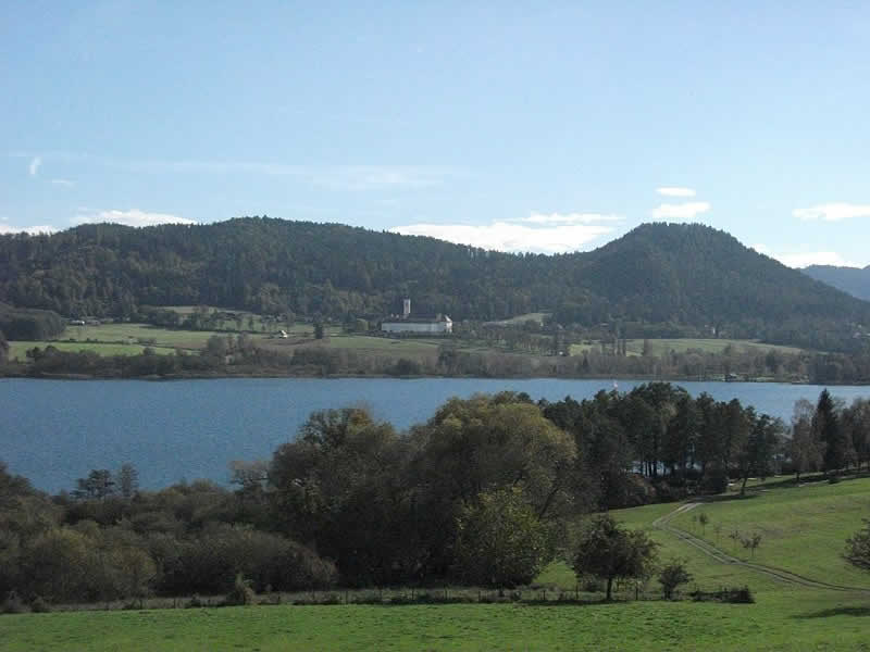 Längsee bei der Burg Hochosterwitz in Kärnten