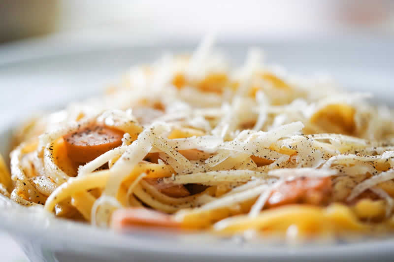 Fertiges Gericht mit Nudeln und Tomaten