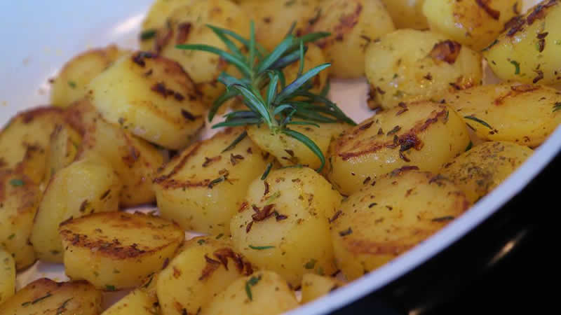 Kartoffelsalat zubereiten