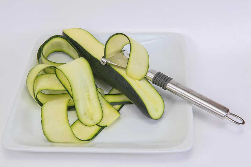 Zucchinisalat zubereiten