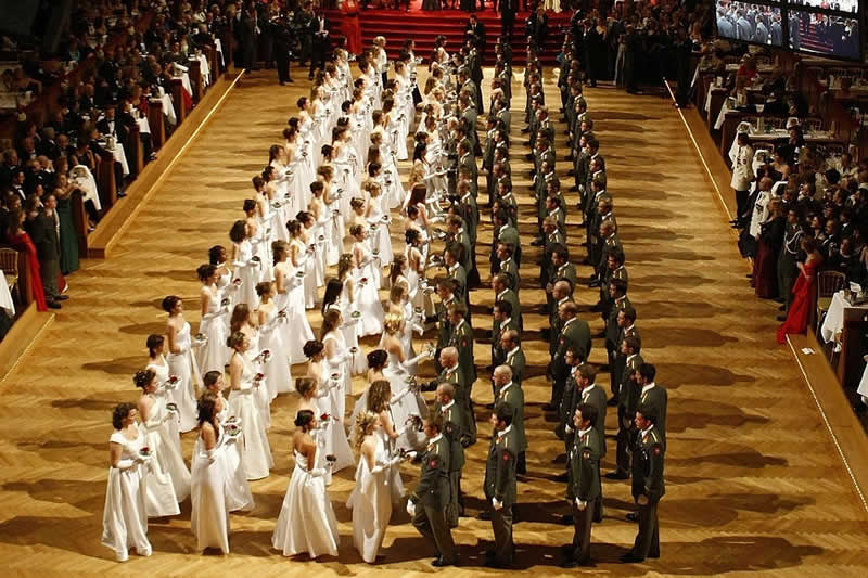 Dresscode bei der Ballbekleidung beachten