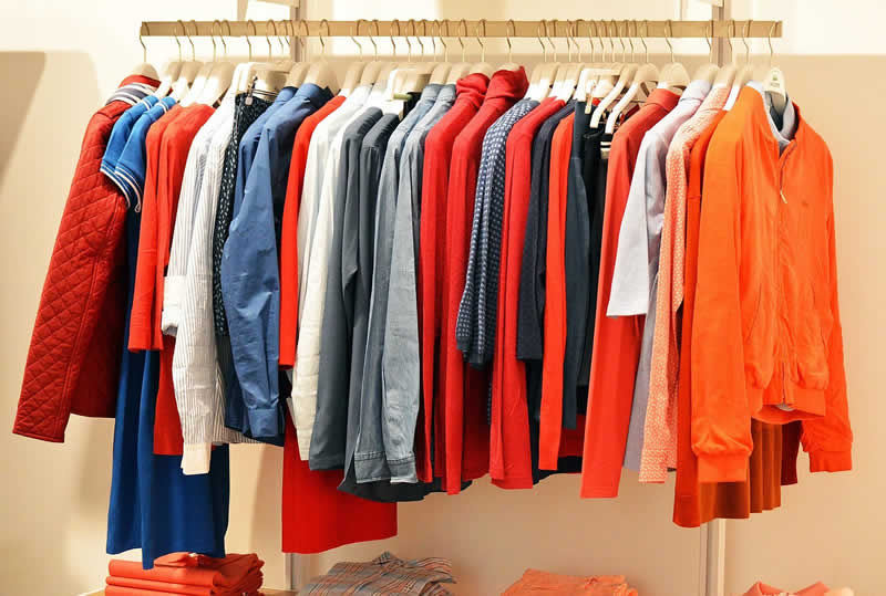 Kleidungsst&uuml;cke im Modegesch&auml;ft
